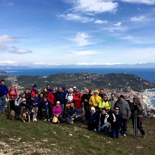 Terminato il programma articolato di escursioni guidate: 'Sui Sentieri del Golfo', ieri in 23 da Diano San Pietro a Monte Lago