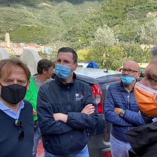 Il Presidente Toti a Badalucco: "La maggior parte dei danni sarà risolta entro 48-72 ore " (Foto e Video) Il Presidente Toti a Badalucco: "La maggior parte dei danni sarà risolta entro 48-72 ore " (Foto e Video)