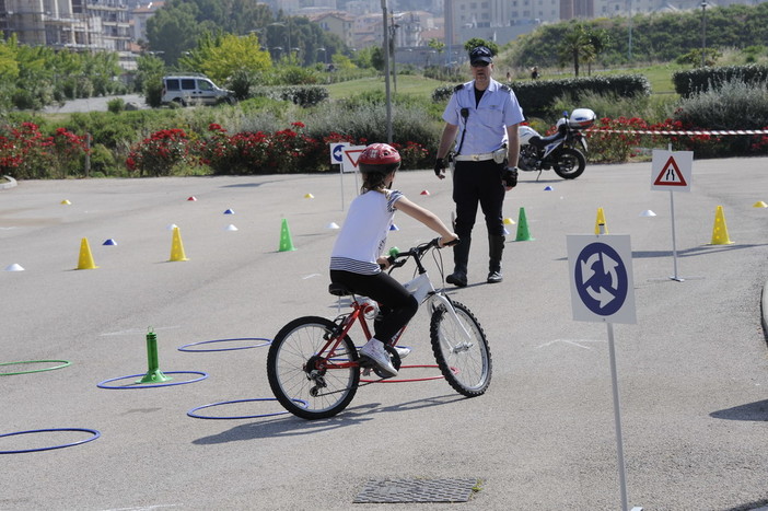 Imperia: grande partecipazione stamattina al Parco Urbano per la 3a edizione di 'Scuola e sicurezza' Imperia: grande partecipazione stamattina al Parco Urbano per la 3a edizione di 'Scuola e sicurezza'