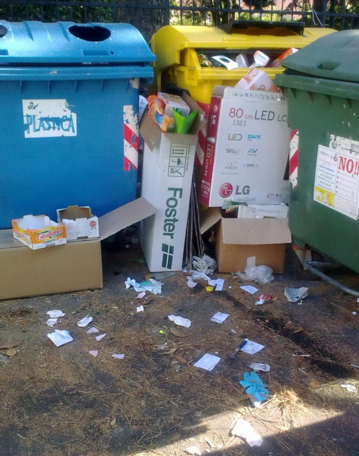 Imperia: sporcizia in via Paoletti, un nostro lettore "E l'operatore ecologico dov'è?"