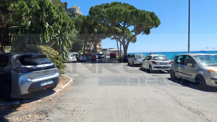 Balzi Rossi, il paradiso ferito dagli scarichi: dopo mesi di segnalazioni il liquame continua a finire in mare Balzi Rossi, il paradiso ferito dagli scarichi: dopo mesi di segnalazioni il liquame continua a finire in mare