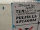 Arma di Taggia: sul cartello appare la scritta 'Spiaggia dei fattoni', che denuncia la presenza di assuntori di droga