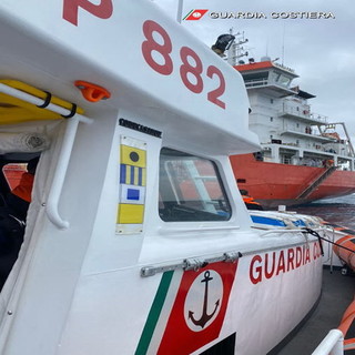 Imperia: malore a bordo, la Guardia Costiera soccorre il Comandante di un mercantile in transito Imperia: malore a bordo, la Guardia Costiera soccorre il Comandante di un mercantile in transito