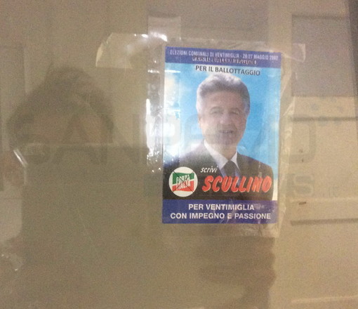 Ballottaggio: “Tra i due litiganti il terzo è…Scullino”, spunta santino dell’ex Sindaco sulla bacheca pubblica del Comune di Ventimiglia