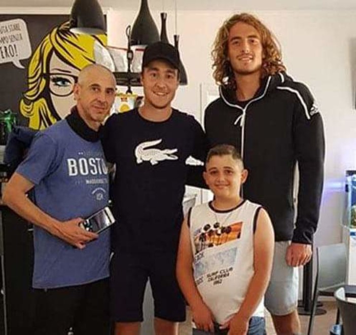 Stefanos Tsitsipas (in alto a sinistra) con lo staff del Bordighera Lawn Tennis Club Stefanos Tsitsipas (in alto a sinistra) con lo staff del Bordighera Lawn Tennis Club
