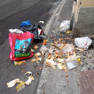 La sporcizia tra via Costiglioli e corso Inglesi