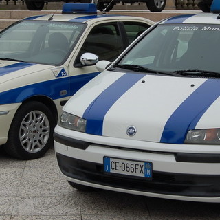 Sanremo: prende a calci un'auto dei Vigili che gli avevano rimosso la sua in divieto