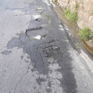 Sanremo: 'enorme buca' all'inizio di salita Borgo Tinasso, la segnalazione di un lettore