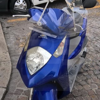 Sanremo: vede un'auto che fa cadere uno scooter, si finge il proprietario e si fa dare 70 euro