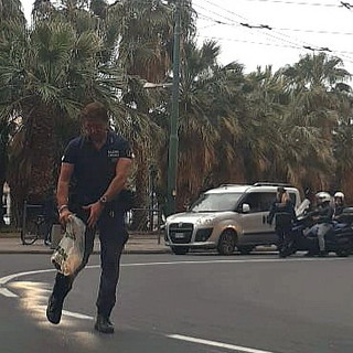 Sanremo: scia di gasolio tra corso Raimondo e via Fiume, cade una scooterista e interviene la Municipale (Foto) Sanremo: scia di gasolio tra corso Raimondo e via Fiume, cade una scooterista e interviene la Municipale (Foto)