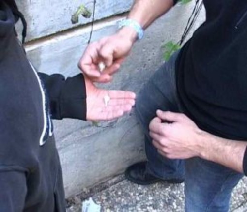 Sanremo: spaccio di droga in via Roglio, la Polizia arresta uno spacciatore tunisino