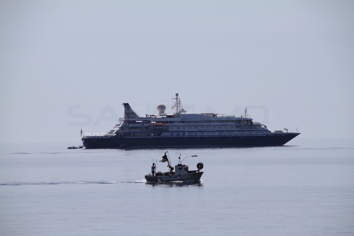 La “Seadream” al largo di Sanremo La “Seadream” al largo di Sanremo