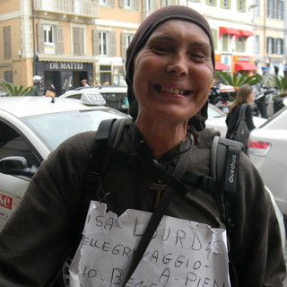 Sanremo: suora francescana tocca la nostra città durante il suo pellegrinaggio a piedi fino a Lourdes Sanremo: suora francescana tocca la nostra città durante il suo pellegrinaggio a piedi fino a Lourdes