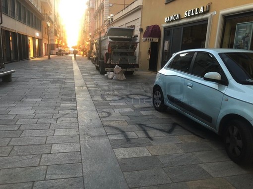 La scritta in via Escoffier La scritta in via Escoffier