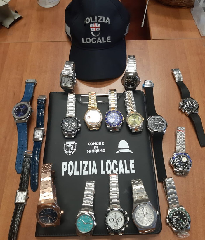 Sanremo: serie di sequestri di griffes fasulle nel centro della città, interventi della Polizia Municipale (Foto) Sanremo: serie di sequestri di griffes fasulle nel centro della città, interventi della Polizia Municipale (Foto)