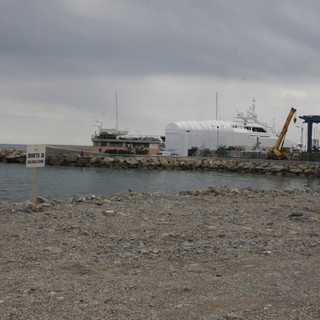 Un vecchio divieto di balneazioni alla spiaggia dell'Antenna