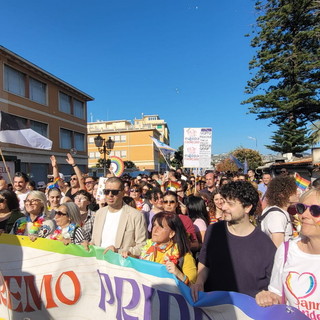 Il Sanremo Pride divide la maggioranza, consigliere comunale chiama in diretta La Zanzara e attacca: “Esibizioni inutili”
