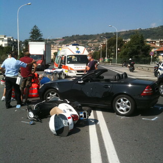 Taggia: incidente tra una mercedes con targa tedesca e uno scooter, ferito il centauro