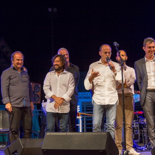 Il Sindaco Capacci ieri sul palco dopo il concerto di Sarah Jane Morris