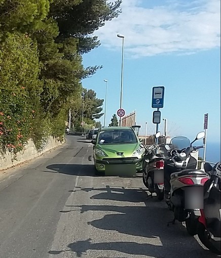 Sanremo: asfalto pericoloso e parcheggio 'selvaggio' in strada San Pietro, la lamentela di un lettore