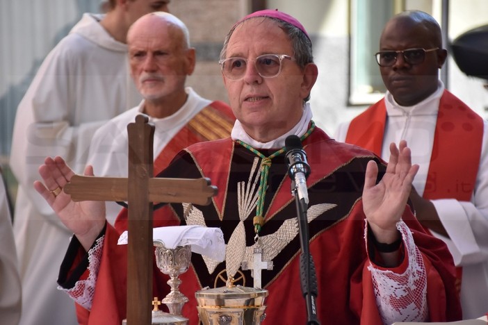 Funerali della scrittrice Michela Murgia: il Vescovo Suetta "In un luogo sacro pensieri difformi dalla fede Cattolica" (Video) Funerali della scrittrice Michela Murgia: il Vescovo Suetta "In un luogo sacro pensieri difformi dalla fede Cattolica" (Video)