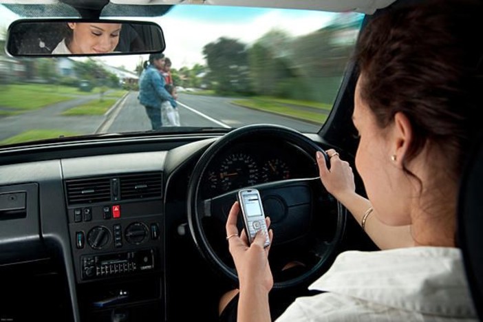 'Alto Impatto': la campagna di sicurezza della Polstrada evidenzia l'eccessivo uso del cellulare alla guida