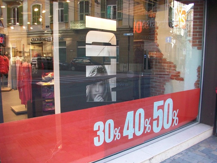 Sabato prossimo al via i saldi in tutta la provincia: la Confesercenti chiede parcheggi gratuiti nei centri