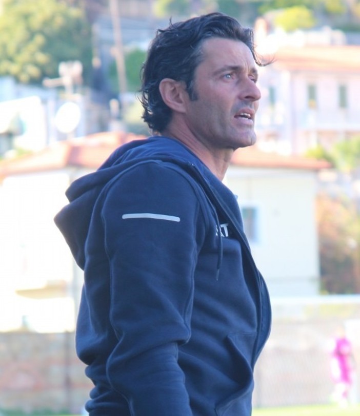 Nella foto mister Massimiliano Moroni sembra guardare lontano: la sua Virtus Sanremo è ripartita