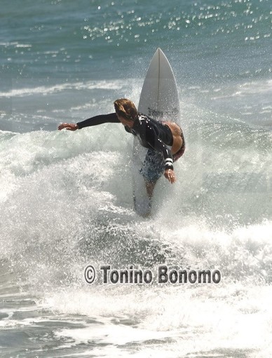 Sanremo: vento, onde e surf, le immagini degli appassionati ai Tre Ponti e non in California