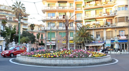 Sanremo, "schiamazzi notturni a Rondò Garibaldi": la segnalazione Sanremo, "schiamazzi notturni a Rondò Garibaldi": la segnalazione