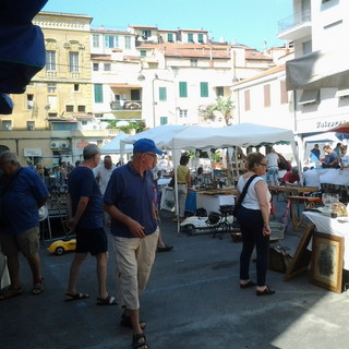 Buon successo per 'Sanremo Antiqua', manifestazione con 70 espositori di antiquariato e collezionismo Buon successo per 'Sanremo Antiqua', manifestazione con 70 espositori di antiquariato e collezionismo