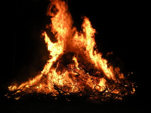 Villa Viani: torna la tradizione con la 'Festa di San Giuseppe', attesa per lo 'scunfogu' delle ore 21 Villa Viani: torna la tradizione con la 'Festa di San Giuseppe', attesa per lo 'scunfogu' delle ore 21
