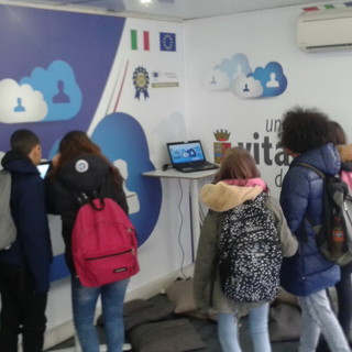 Sanremo: gli alunni della scuola media di Pieve di Teco al ‘truck multimediale della Polizia di Stato – una vita da social’