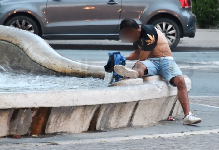 Sanremo: si lava e fa il bucato allo 'Zampillo', extracomunitario scambia la fontana per il 'diurno' (Foto)
