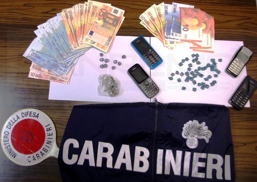 Sanremo: blitz dei Carabinieri in via Martiri, in manette 25enne del Gabon trovato in possesso di droga 'colorata' Sanremo: blitz dei Carabinieri in via Martiri, in manette 25enne del Gabon trovato in possesso di droga 'colorata'
