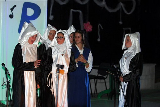 Anfiteatro comunale colmo di pubblico, ieri sera ad Ospedaletti per lo spettacolo 'Sister Act' Anfiteatro comunale colmo di pubblico, ieri sera ad Ospedaletti per lo spettacolo 'Sister Act'