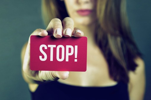 'Insieme con rispetto e senza violenza', una camminata sul lungomare delle cittadine dell’estremo ponente ligure