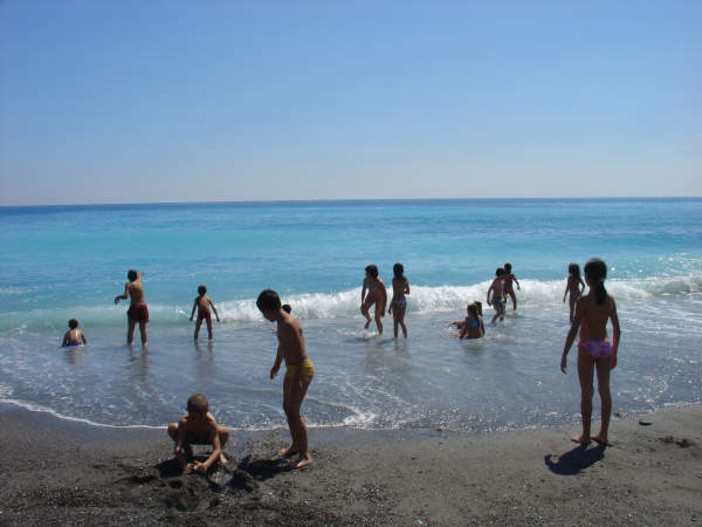 Aperte le iscrizioni alla Colonia Estiva per bimbi dai 5 ai 12 anni delle famiglie residenti nei Comuni del Golfo dianese Aperte le iscrizioni alla Colonia Estiva per bimbi dai 5 ai 12 anni delle famiglie residenti nei Comuni del Golfo dianese