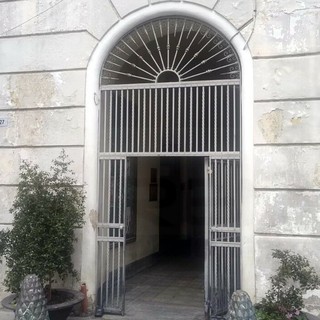 Sanremo, condominio senza amministratore e luce staccata: caos e proteste in via Palazzo 12