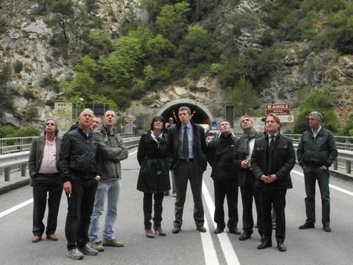 Lungo sopralluogo sulla Statale 20 dell’Assessore Paita con Anas, Comuni e tecnici: “La situazione è critica”. Sabato la riapertura Lungo sopralluogo sulla Statale 20 dell’Assessore Paita con Anas, Comuni e tecnici: “La situazione è critica”. Sabato la riapertura