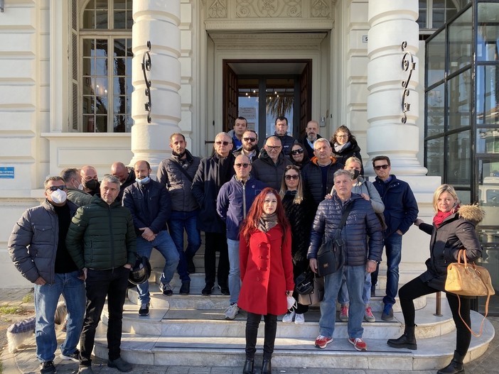 I lavoratori del Casinò di Sanremo presenti questa sera a palazzo Bellevue I lavoratori del Casinò di Sanremo presenti questa sera a palazzo Bellevue