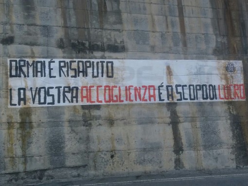 Triora: ieri l'arrivo di 19 migranti all'ex 'Colomba d'Oro', stanotte affisso uno striscione di Casapound (Foto)