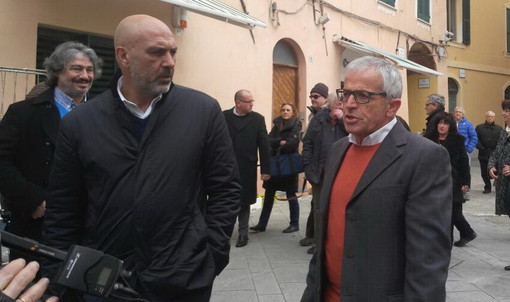 Santo Stefano al Mare: l'incontro del Sindaco di Amatrice Pirozzi con il collega Di Placido (Foto e Video) Santo Stefano al Mare: l'incontro del Sindaco di Amatrice Pirozzi con il collega Di Placido (Foto e Video)