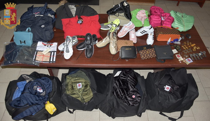 Ventimiglia: deposito di merce contraffatta in casa, indagato dalla Polizia un senegalese e smantellata la sua attività illegale Ventimiglia: deposito di merce contraffatta in casa, indagato dalla Polizia un senegalese e smantellata la sua attività illegale