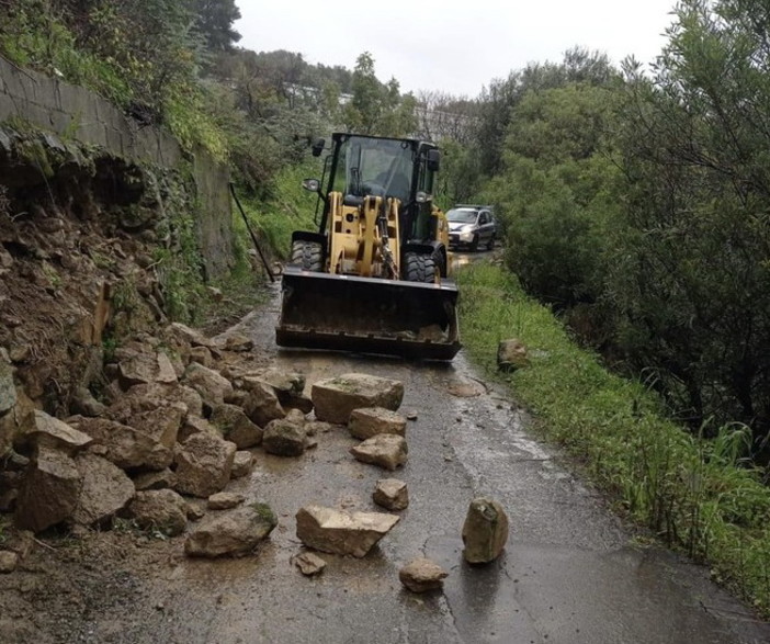 Ventimiglia, il maltempo provoca uno smottamento in località 'Case Zanin' Ventimiglia, il maltempo provoca uno smottamento in località 'Case Zanin'