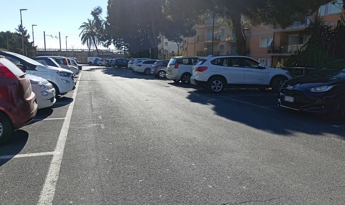 Vallecrosia, il mercato del lunedì verrà ridimensionato: scattano i divieti di sosta, fermata e transito sul solettone sud Vallecrosia, il mercato del lunedì verrà ridimensionato: scattano i divieti di sosta, fermata e transito sul solettone sud