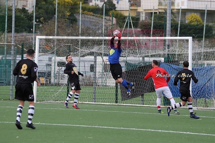 Alessandro Palladino, portiere del Sanremo 80, in azione