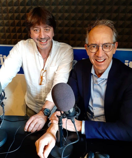 El alcalde Biancheri entrevistado por los jóvenes que participan al proyecto "Sanremo International". El alcalde Biancheri entrevistado por los jóvenes que participan al proyecto "Sanremo International".