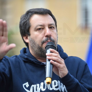 Il vice Premier Salvini non le manda a dire a Macron: "Apri i tuoi porti e magari anche il confine di Ventimiglia!"
