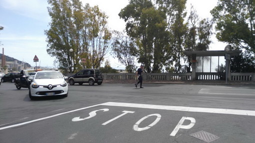 Imperia: sversamento di olio questa mattina di fronte al Comune, un piccolo incidente e lunghe code (Foto)